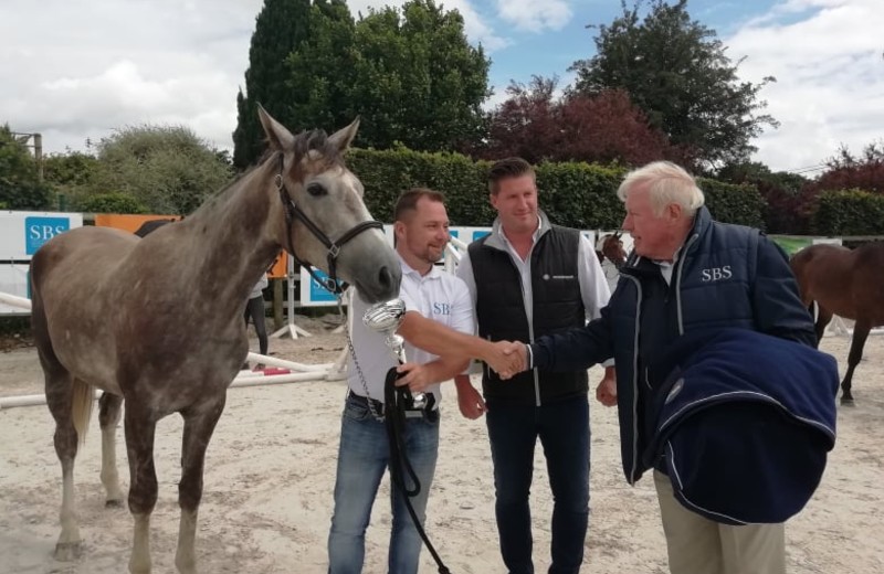 Bij de 3- jarigen, zegevierde de SBS Aanbevolen Springen (R.O.) MIAMI DU HAUT DU ROY (Hortaxe du Seigneur x Natif de Virton), gefokt door Christophe Mayerus te 6720 Hachy (CR)