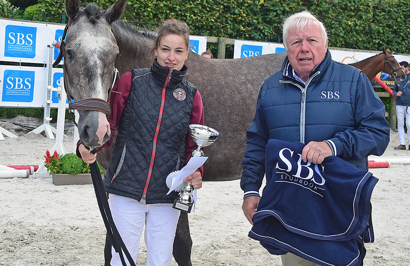 De onomstreden winnaar bij de 2-jarigen is NEPAL HM DU MENIL (Aganix du Seigneur x Cayado), voorgesteld door Marie Habran (Nathalie Geerlandt)